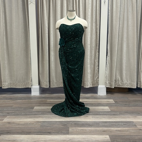 NWT. Size 16 sequin emerald color gown with flower appliqué - Picture 3 of 4